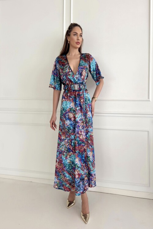 Длинное атласное платье с поясом