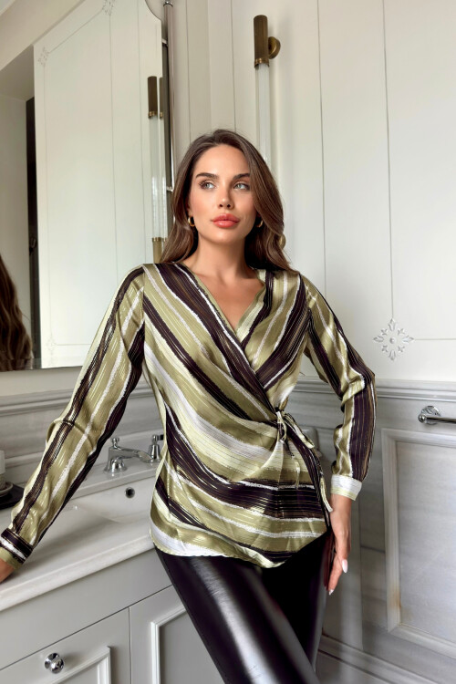 Двубортная блузка с завязками