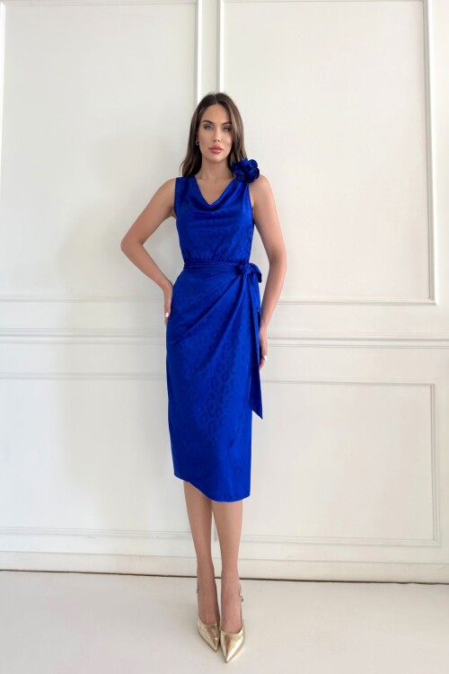 Жаккардовое платье с аксессуарами в виде роз