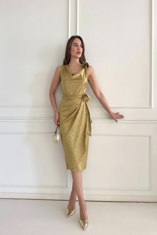 Жаккардовое платье с аксессуарами в виде роз