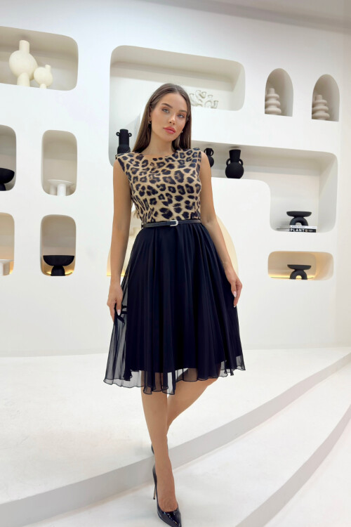 Платье с поясом и леопардовым узором