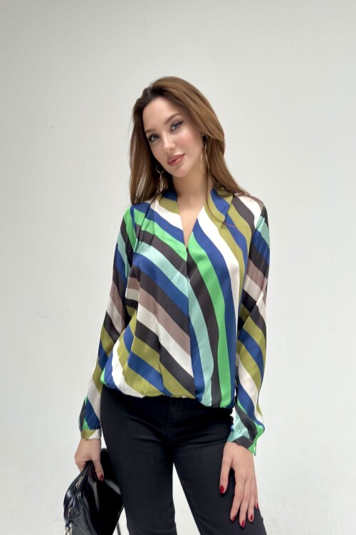 Атласная блузка с эластичной резинкой на талии