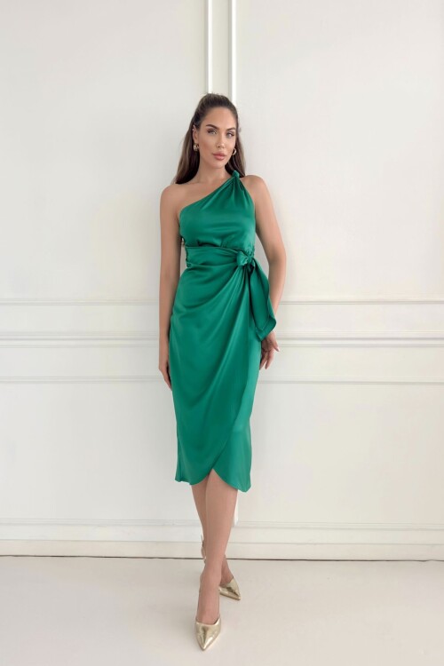Атласное платье с завязанным плечом