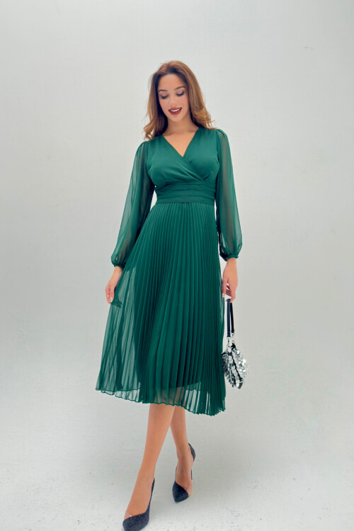 Шифоновое платье с плиссированными рукавами
