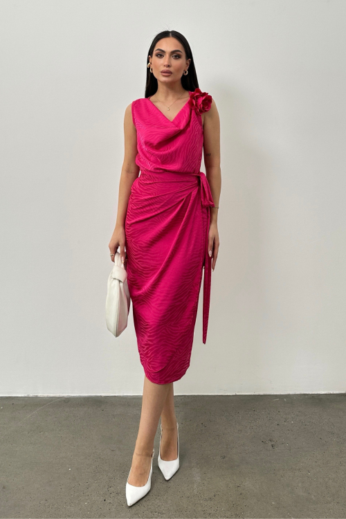 Льняное платье с цветочными аксессуарами