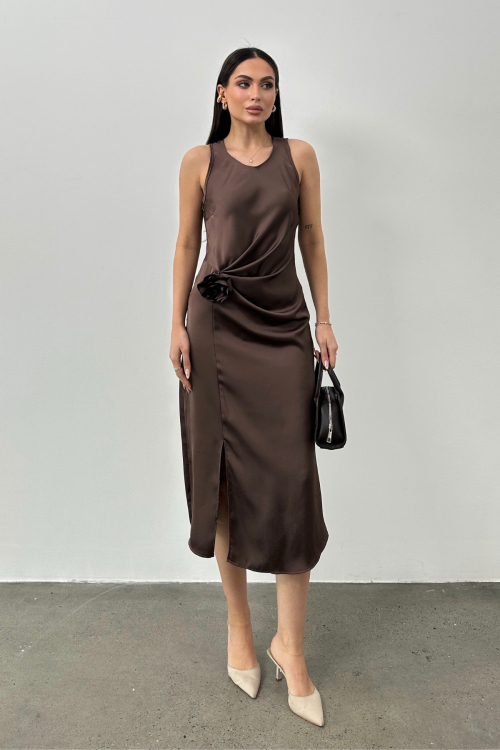 Çiçek Aksesuarlı Saten Elbise