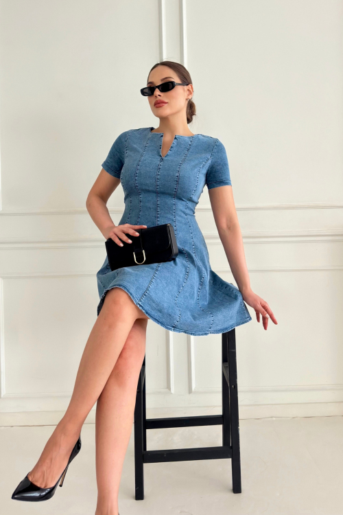 Атласное платье с завязанным плечом