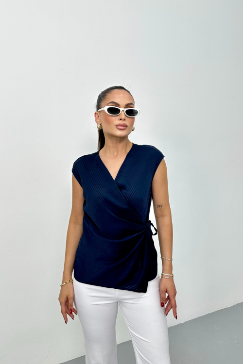 Блузка с галстуком